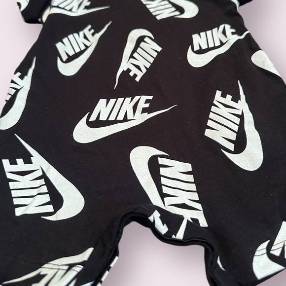 NWT Baby Nike Logo Print Black and White Bodysuit With Booties Set Size 0-6 Mon - Picture 8 of 8